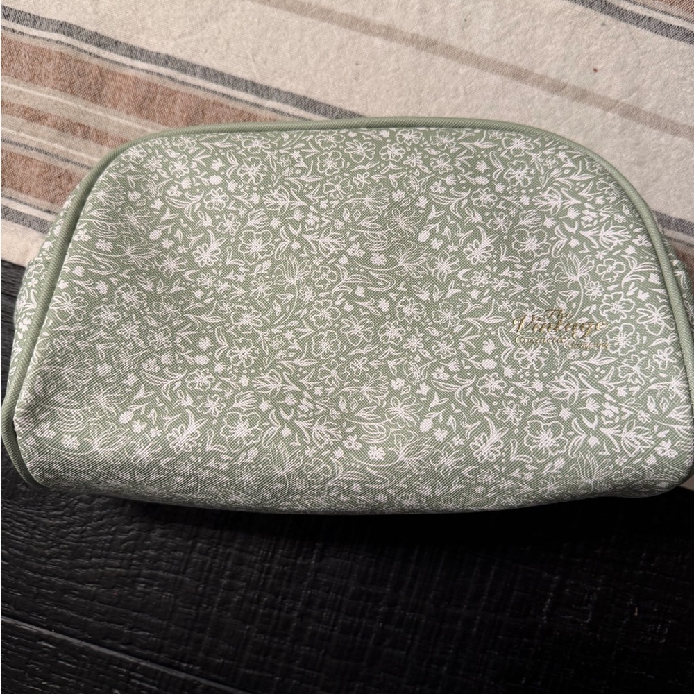 Green Floral Cosmetic Toiletries Pouch- NWOT